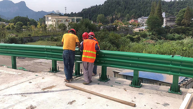 莱芜高速公路护栏板的维护确保道路安全的关键环节